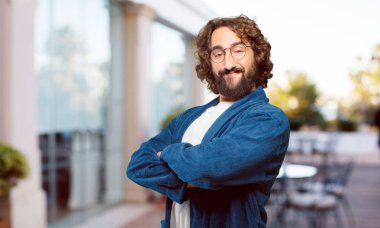 Bornoz giyen genç adam tatmin oldu.