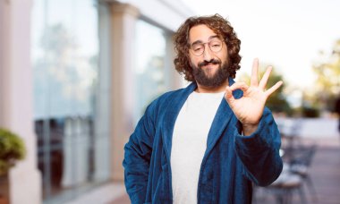 Bornoz giyen genç adam tatmin oldu.