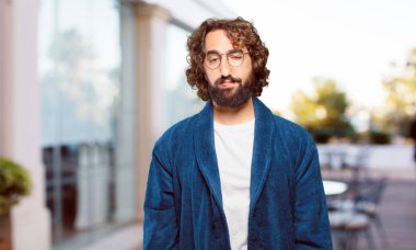 Bornoz giyen genç adam sıkıcı.