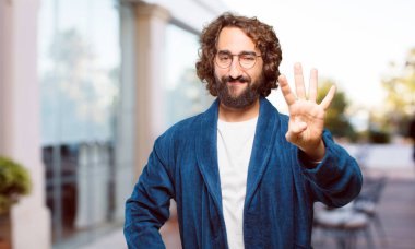 Bornoz giyen genç adam geri sayım yapıyor.