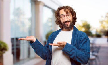 Üzerinde işaret işareti olan bornoz geceliği giyen genç adam.