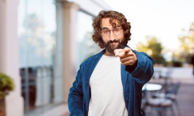 Üzerinde işaret işareti olan bornoz geceliği giyen genç adam.