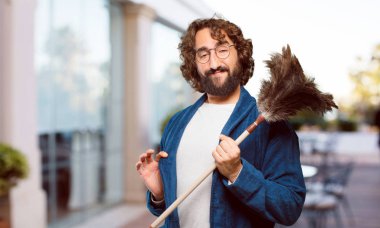 Bornoz giyip, toz bezi giyen genç adam.