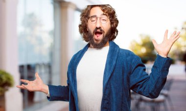 Bornoz giyen genç adam yorgun pozlarda gece elbisesi giyiyor.