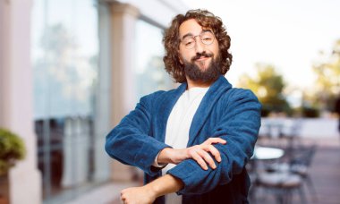 Bornoz giyen genç adam, meydan okuma pozu.