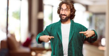 Bornoz giyen genç adam tatmin oldu.