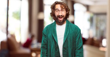 Bornoz giyen genç adam şaşırdı.