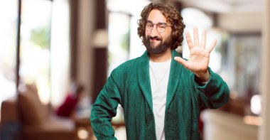 Bornoz giyen genç adam geri sayım yapıyor.