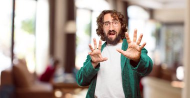 Bornoz giyen genç adam. Üzerinde korku işareti olan gece elbisesi.