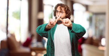 Bornoz giyen genç adam. Üzerinde korku işareti olan gece elbisesi.