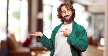 Üzerinde işaret işareti olan bornoz geceliği giyen genç adam.