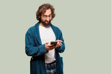 Bornoz giyip gece elbisesi giyen genç bir adam.