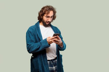 Bornoz giyip gece elbisesi giyen genç bir adam.