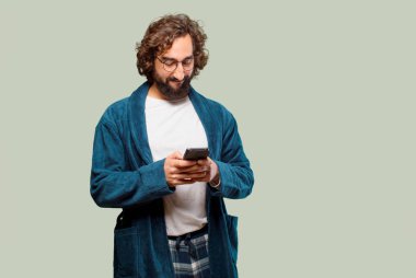 Bornoz giyip gece elbisesi giyen genç bir adam.