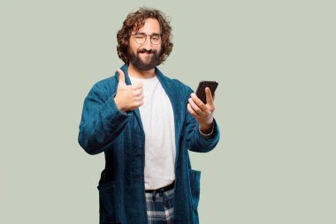 Bornoz giyip gece elbisesi giyen genç bir adam.