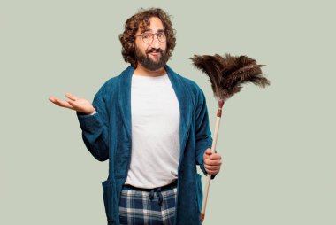 Bornoz giyip, toz bezi giyen genç adam.