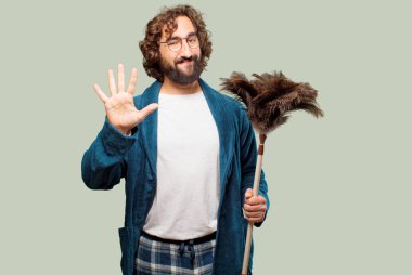 Bornoz giyip, toz bezi giyen genç adam.