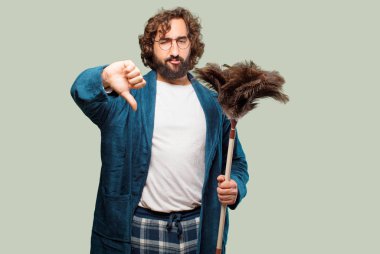 Bornoz giyip, toz bezi giyen genç adam.