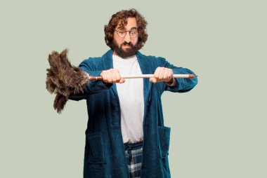 Bornoz giyip, toz bezi giyen genç adam.