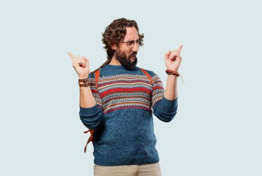 Zafer işareti olan genç hippi adam.