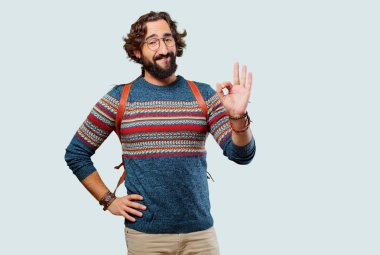 Tamam ya da tamam işareti olan genç hippi.