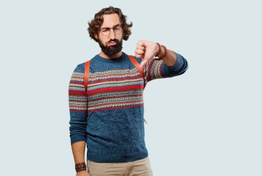 Kızgın yüzlü genç hippi.