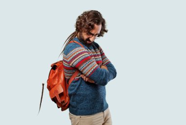 Kızgın yüzlü genç hippi.