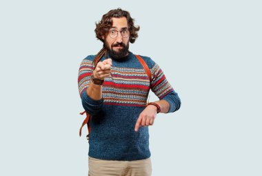 Genç hippi adam işaret ediyor 