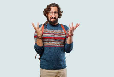 Genç hippi adam ağlıyor.