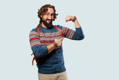 Güçlü duruşu olan genç hippi adam.