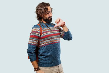 Gururlu genç hippi adam