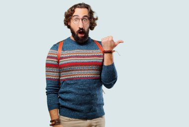 Genç hippi adam işaret ediyor