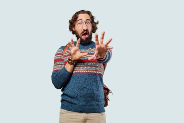 Genç hippi adam korkuyor. 