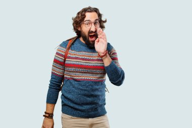 Genç hippi bağırıyor.