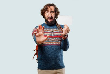 Pankartlı genç hippi adam.