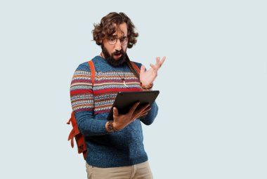 Tabletli genç hippi adam.