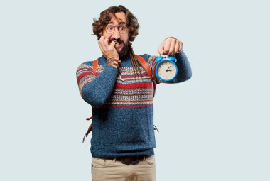 Çalar saati olan genç hippi.