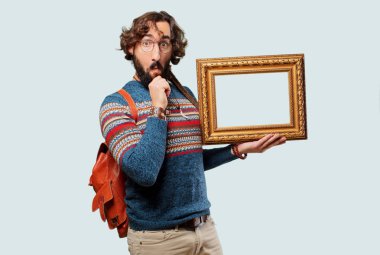 Barok çerçeveli genç hippi adam.