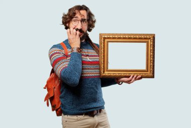 Barok çerçeveli genç hippi adam.