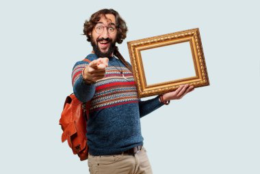 Barok çerçeveli genç hippi adam.