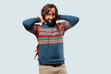 Genç hippi adam müzik dinliyor.