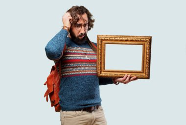 Barok çerçeveli genç hippi adam.