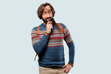 Genç hippi adam müzik dinliyor.