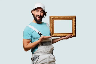 barok bir çerçeve tutan profesyonel ressam