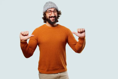 Gururlu genç sakallı adam