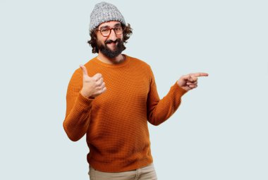 Genç sakallı adam işaret ediyor