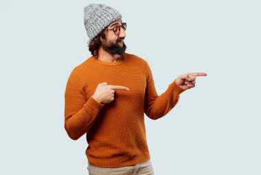 Genç sakallı adam işaret ediyor