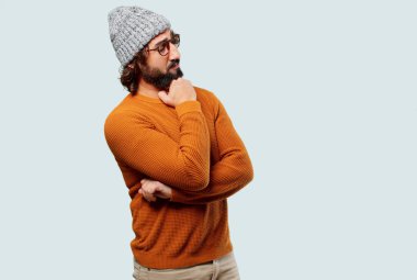 Genç sakallı adamın bir fikri var.