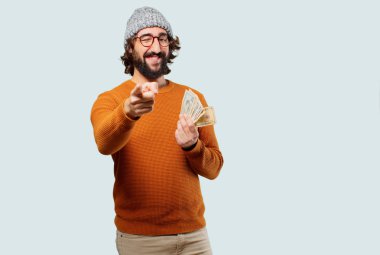 Banknotları olan genç sakallı adam.