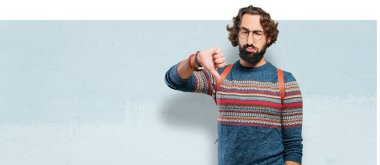 Kızgın yüzlü genç hippi.